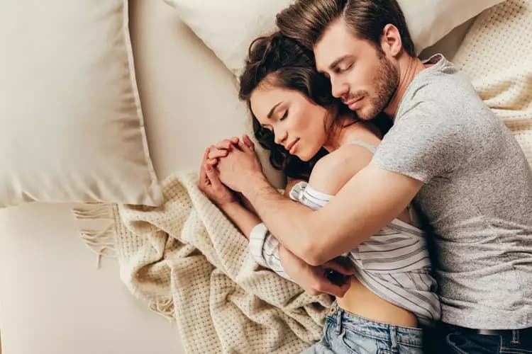 Kova Burcu Kadını Oğlak Burcu Erkeği Uyumu
