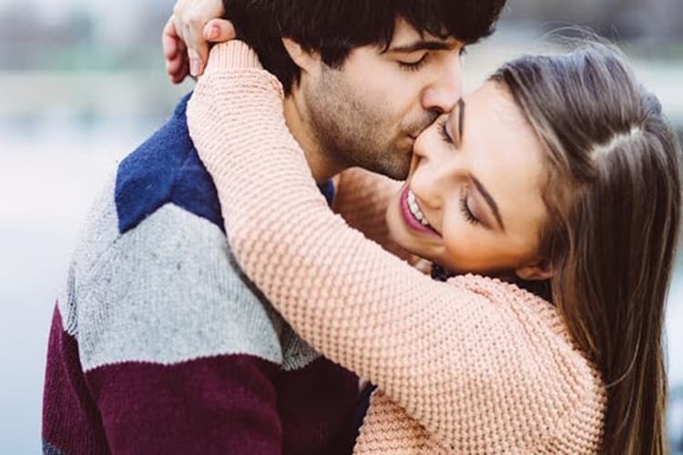 Aslan Burcu Kadını Kova Burcu Erkeği Uyumu