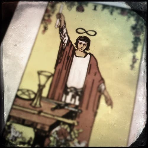 Tarot'un Büyücü Kartı: Gücün, Yaratıcılığın ve İradesinin Simgesi