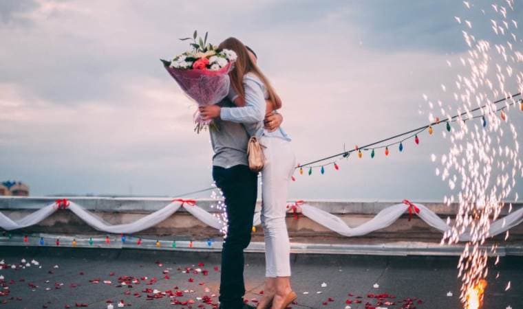 Kova Burcu Kadını İkizler Burcu Erkeği Uyumu