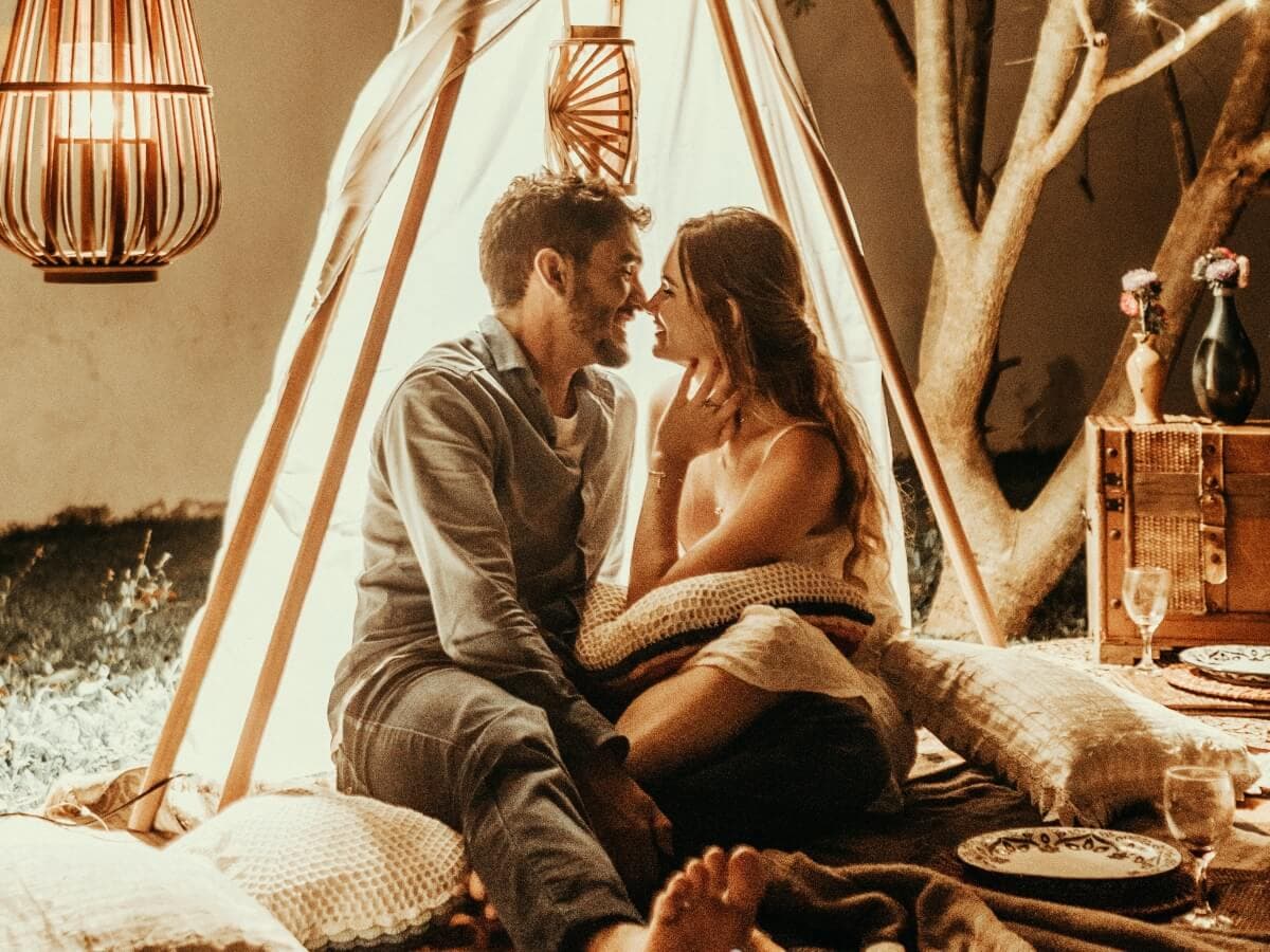 Terazi Burcu Kadını Kova Burcu Erkeği Uyumu