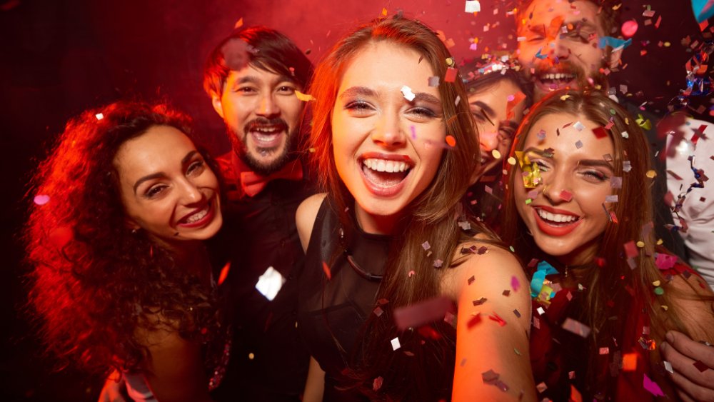 Astrolojik Parti Rehberi: Her Burç İçin Mükemmel Parti Teması