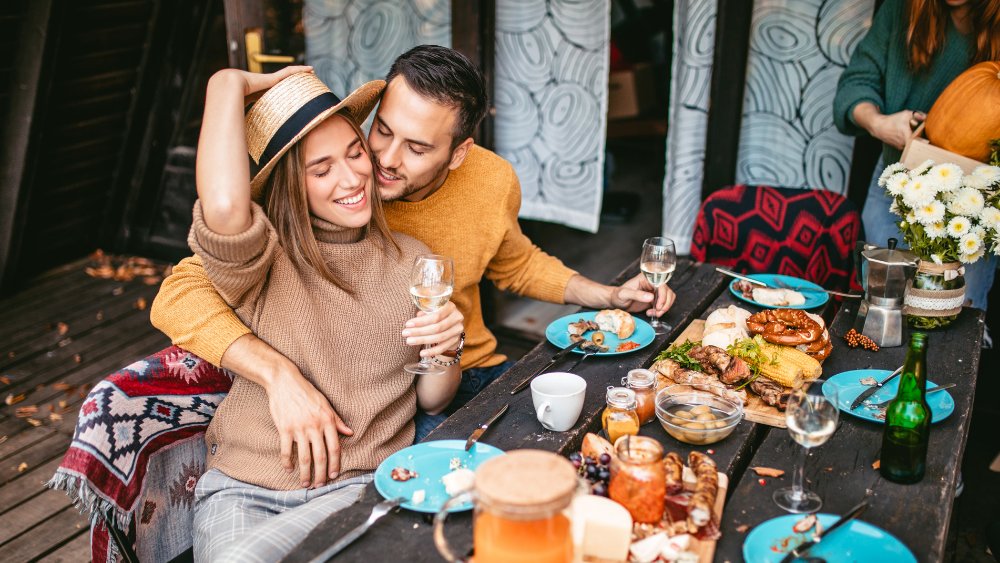 Koç Burcu Erkeği Boğa Burcu Kadınıyla Sevgiliyken Nasıldır?