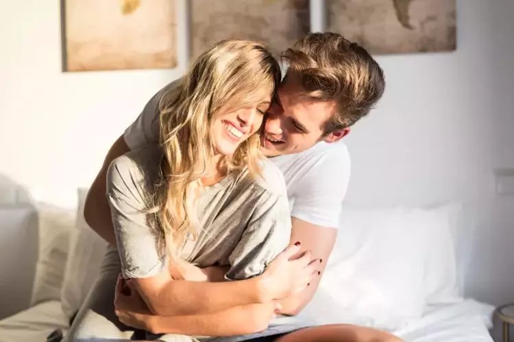 Kova Burcu Kadını Balık Burcu Erkeği Uyumu