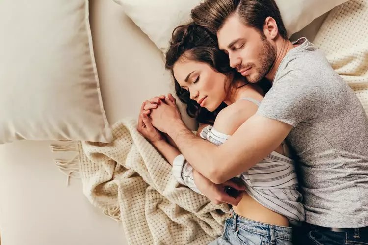 Kova Burcu Kadını Oğlak Burcu Erkeği Uyumu