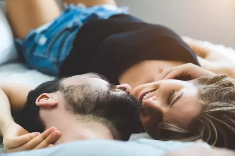 Kova Burcu Kadını Yay Burcu Erkeği Uyumu