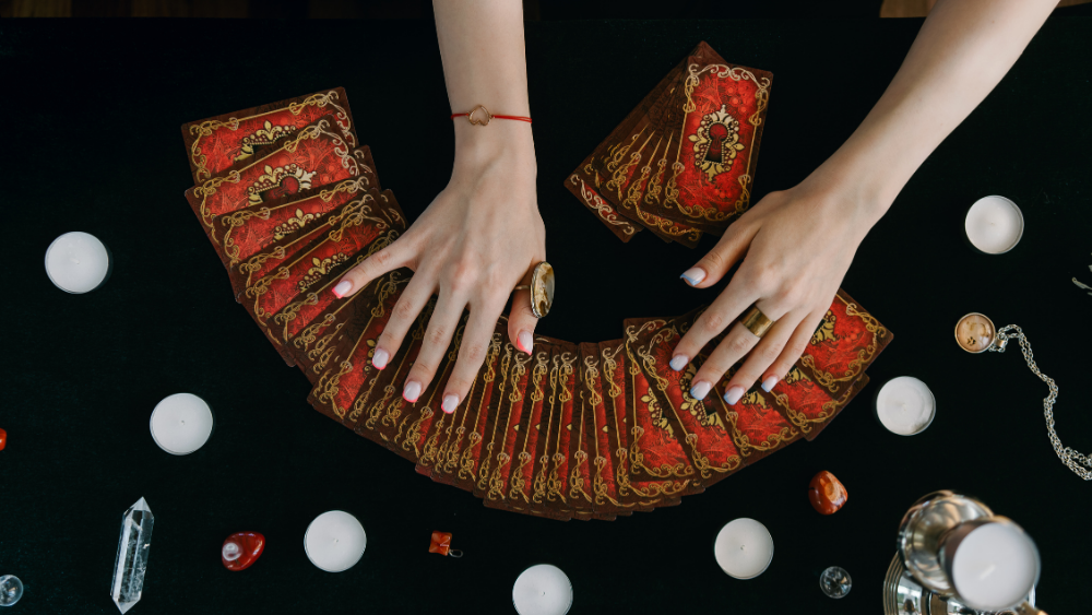 Tarot Kartları Hayatınıza Yön Verebilir Mi? Ruhsal Gücünüzü Keşfedin!
